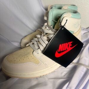 Nike High-Top Sneakers in Beige and Light Green